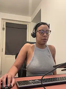 Snapshot of Melia_Rayne chatting on February 16, 2026, 11:09 am Melia Rayne online show from February 16, 2026, 11:09 am