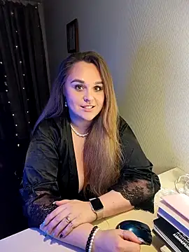 Juicy PeachLux online show from March 25, 2026, 7:02 pm