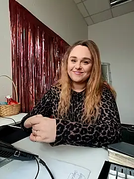 Juicy PeachLux online show from October 19, 2025, 6:27 am