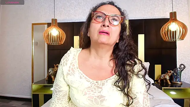 AlessandraLeroy online show from November 21, 2025, 2:27 pm