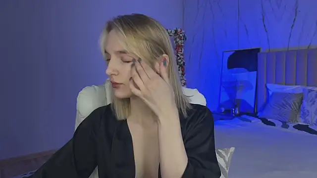  Vikky Moon  online show from April 19, 2026, 12:55 am