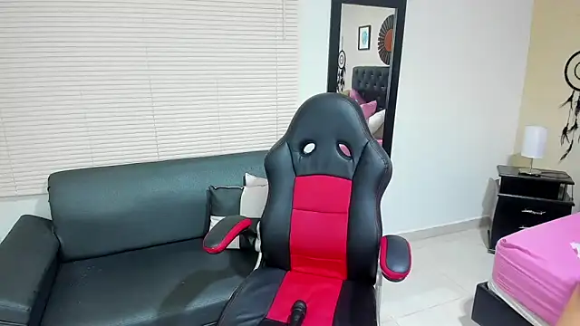  LiilyWong online show from November 29, 2025, 7:08 am