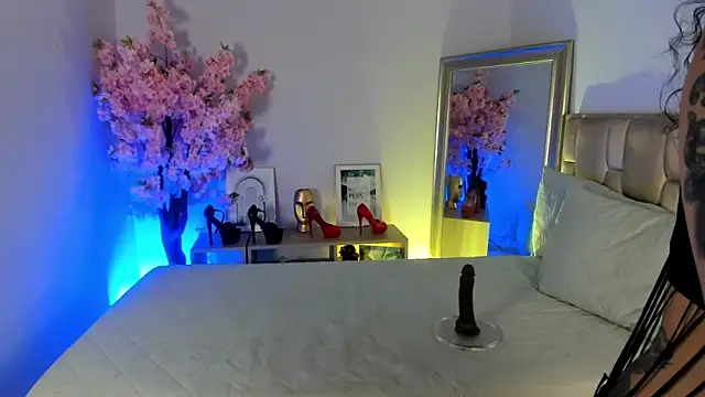 naia xo online show from November 15, 2025, 5:17 pm