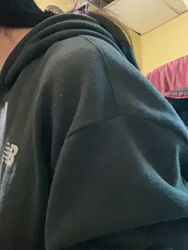 Snapshot of val_zx chatting on September 18, 2025, 6:44 pm val zx online show from September 18, 2025, 6:44 pm