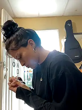 Snapshot of val_zx chatting on September 29, 2025, 6:13 pm val zx online show from September 29, 2025, 6:13 pm