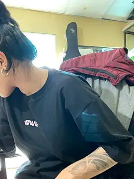 Snapshot of val_zx chatting on October 16, 2025, 5:21 pm val zx online show from October 16, 2025, 5:21 pm