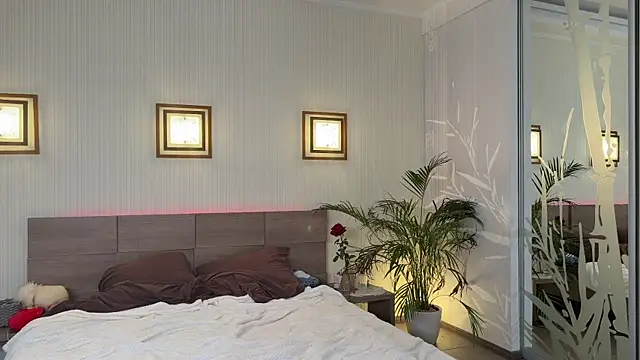 roselyn rose online show from September 16, 2025, 12:28 pm