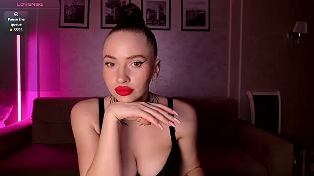 Snapshot of _moon_girl_18 chatting on February 15, 2026, 4:39 pm moon girl 18 online show from February 15, 2026, 4:39 pm