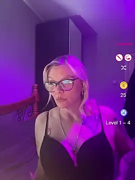 Snapshot of Curvy-Cleo chatting on April 29, 2026, 8:37 pm Curvy-Cleo online show from April 29, 2026, 8:37 pm