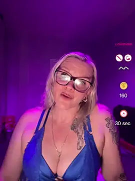 Snapshot of Curvy-Cleo chatting on June 19, 2026, 10:47 pm Curvy-Cleo online show from June 19, 2026, 10:47 pm