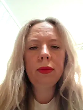 Snapshot of Irina3718 chatting on April 7, 2026, 11:01 am Irina3718 online show from April 7, 2026, 11:01 am