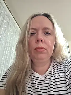 Irina3718 online show from December 17, 2025, 2:55 pm