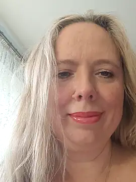 Irina3718 online show from November 17, 2025, 11:58 am