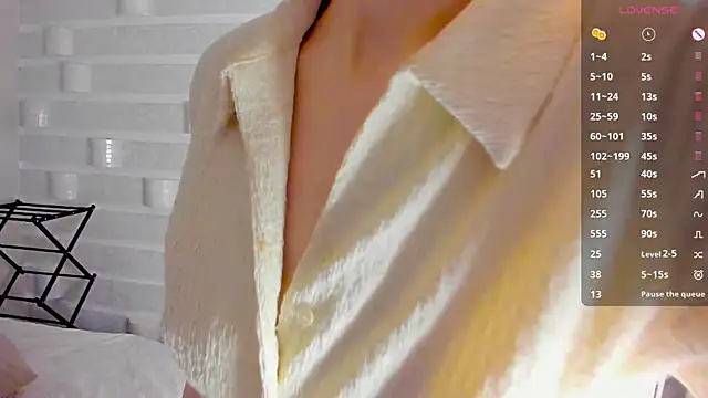 alicewonderyou online show from April 26, 2026, 10:56 am