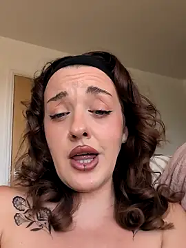 Snapshot of Petite_Juicy_Olive chatting on July 13, 2026, 11:31 am Petite Juicy Olive online show from July 13, 2026, 11:31 am