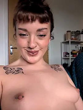 Snapshot of Petite_Juicy_Olive chatting on May 11, 2026, 9:43 am Petite Juicy Olive online show from May 11, 2026, 9:43 am
