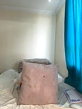 Ivelleee  online show from October 5, 2025, 1:35 pm