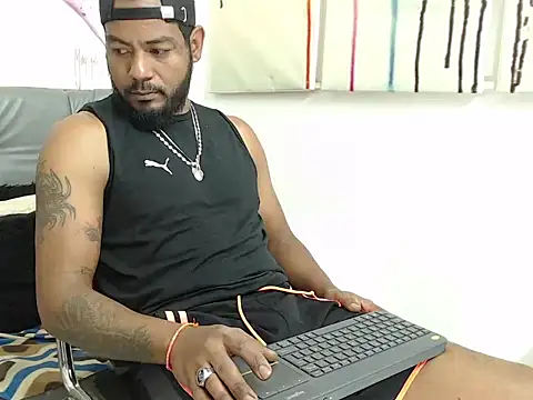 Snapshot of BladeFoxxx1 chatting on October 1, 2025, 1:37 pm BladeFoxxx1 online show from October 1, 2025, 1:37 pm