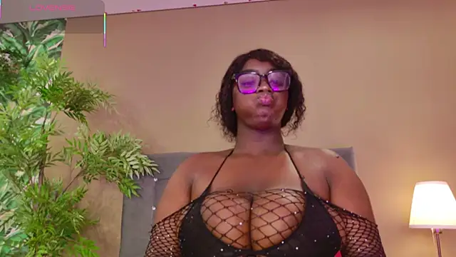 Snapshot of BetsyBennet_ chatting on November 7, 2025, 9:30 pm BetsyBennet online show from November 7, 2025, 9:30 pm