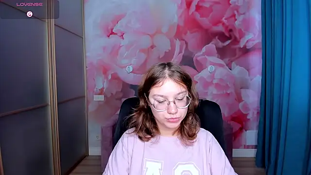 AngelinaLow online show from November 3, 2025, 12:31 pm