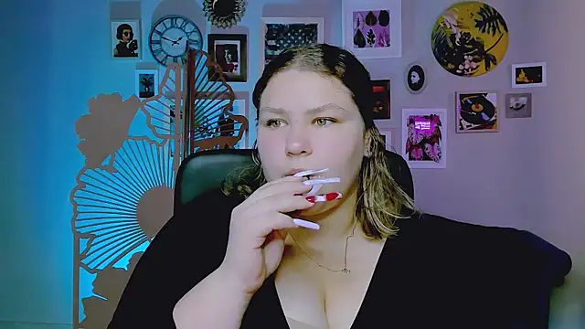 FlorenceAnderson online show from October 6, 2025, 9:32 am