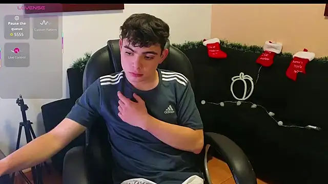 lukeboyce33 online show from November 12, 2025, 1:32 am