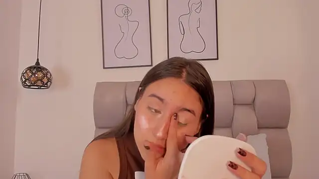 Hanna Evans   online show from September 25, 2025, 12:11 pm