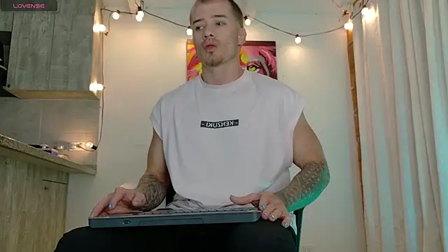 Ryannblue07 online show from November 19, 2025, 10:43 pm