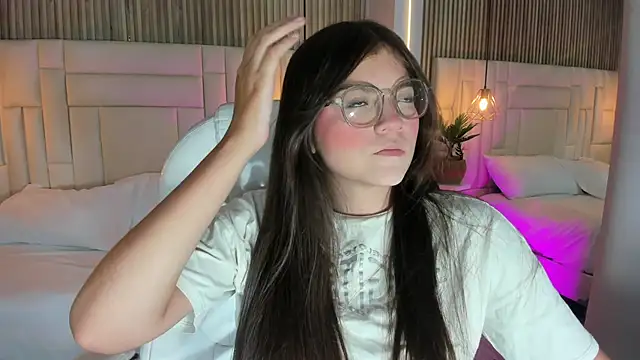 Snapshot of DulceVela_ chatting on September 15, 2025, 10:43 pm DulceVela online show from September 15, 2025, 10:43 pm