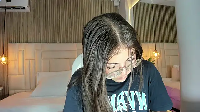 Snapshot of DulceVela_ chatting on September 11, 2025, 10:43 pm DulceVela online show from September 11, 2025, 10:43 pm