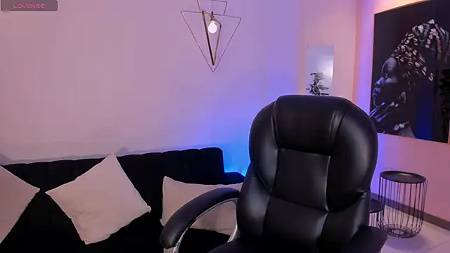 CandaseRussell online show from June 5, 2026, 3:33 am