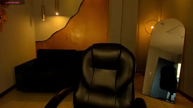 MaiaCollins online show from October 1, 2025, 6:23 pm