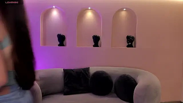 MaiaCollins online show from December 1, 2025, 5:47 pm