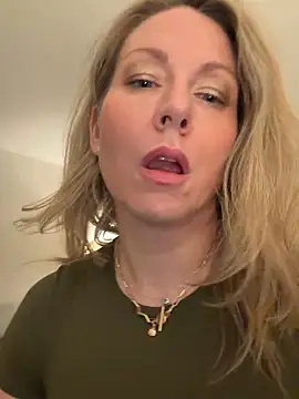 LittleMsMILF online show from March 11, 2026, 1:43 am