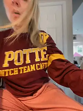 LittleMsMILF online show from March 3, 2026, 5:31 pm