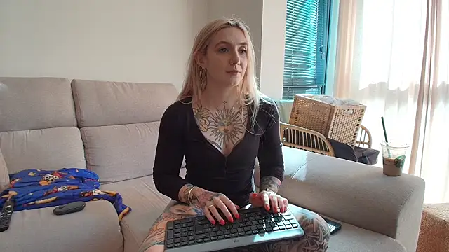 Snapshot of tattoobbgirl chatting on May 1, 2026, 3:50 pm tattoobbgirl online show from May 1, 2026, 3:50 pm
