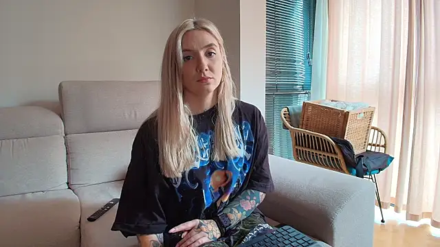 tattoobbgirl online show from April 11, 2026, 1:15 pm