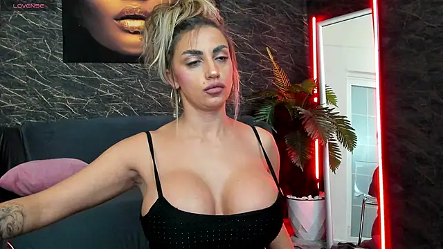 IzabelaTessa online show from December 5, 2025, 8:17 pm