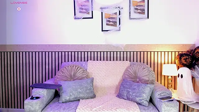 hanna mils online show from October 31, 2025, 5:04 am