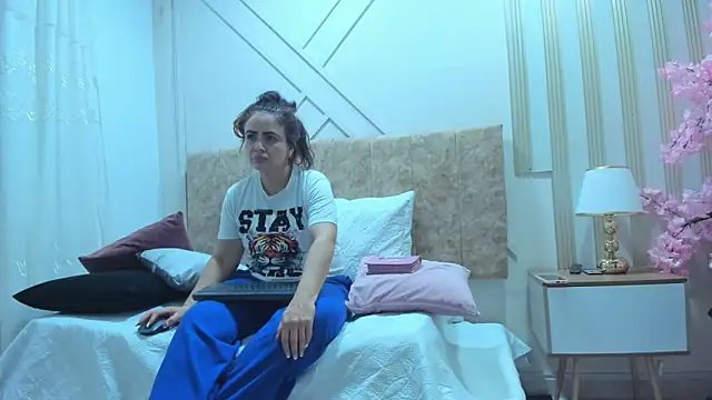 angelinarouse  online show from December 22, 2025, 4:56 am