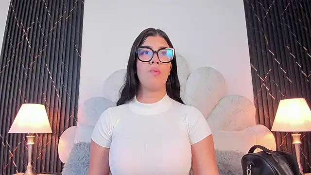 Snapshot of ValenRosse chatting on June 1, 2026, 11:21 am ValenRosse online show from June 1, 2026, 11:21 am
