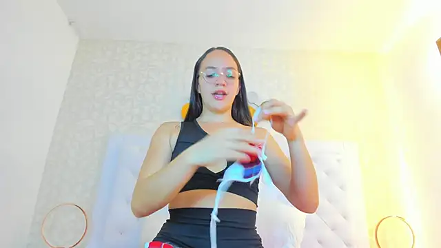 debora scoot online show from December 15, 2025, 10:54 am