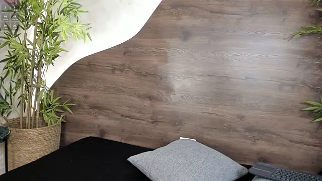 mia lacy  online show from November 16, 2025, 7:40 pm