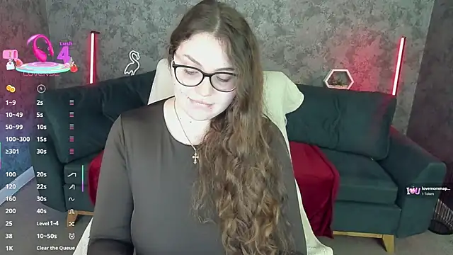 Snapshot of LuxSopphia chatting on April 20, 2026, 7:04 pm LuxSopphia online show from April 20, 2026, 7:04 pm
