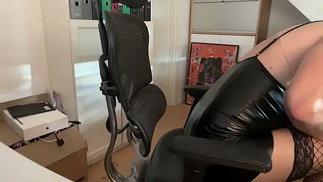 Snapshot of devotesissy83 chatting on September 15, 2025, 8:04 am devotesissy83 online show from September 15, 2025, 8:04 am