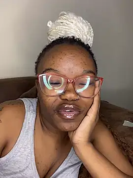 YummyMelanin117 online show from April 18, 2026, 2:03 am