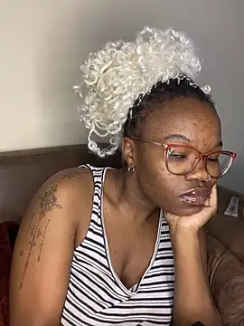 YummyMelanin117 online show from April 15, 2026, 1:33 am