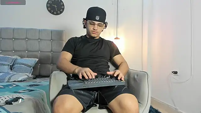 samxx muscle online show from November 17, 2025, 2:21 pm