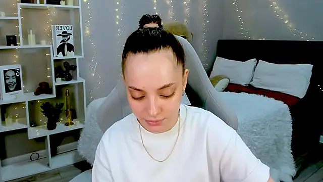 MelanieAlves online show from February 7, 2026, 12:13 pm