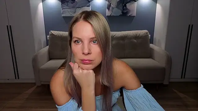 MelanieBennett online show from December 1, 2025, 6:14 am